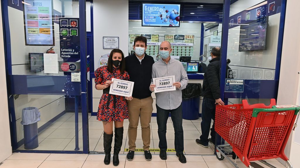 En la administración 481 de Madrid, ubicada en el Centro Comercial de Moratalaz, festejan haber vendido el gordo