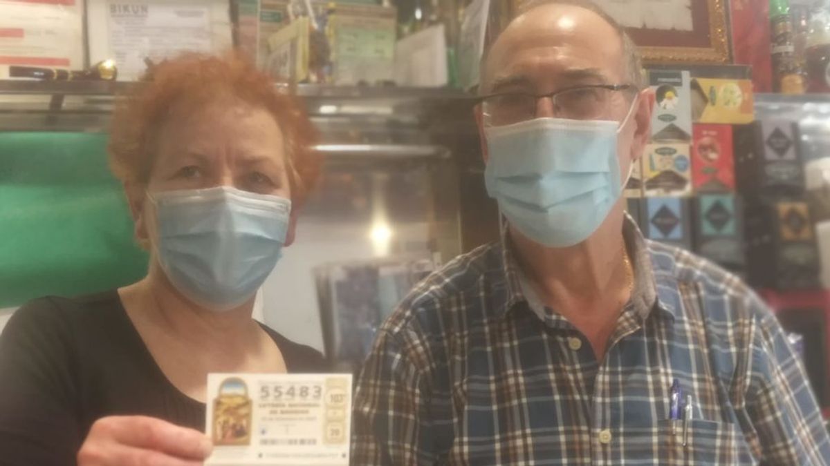 Amelia y Eliodoro reparten 4 millones entre los clientes de su bar en Bilbao: “Esta alegría compensa lo mal que lo hemos pasado” Amelia y Eliodoro reparten 4 millones entre los clientes de su bar en Bilbao: “Esta alegría compensa lo mal que lo hemos pasado”