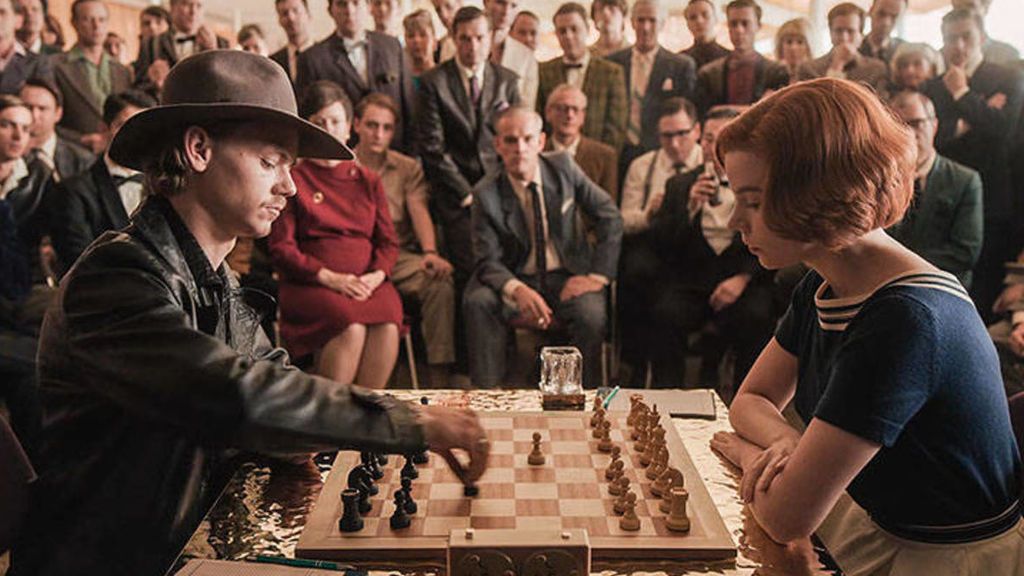 'Gambito de dama', la serie que ha vuelto a poner de moda esta jugada de ajedrez. ¿Qué es y cómo se hace?