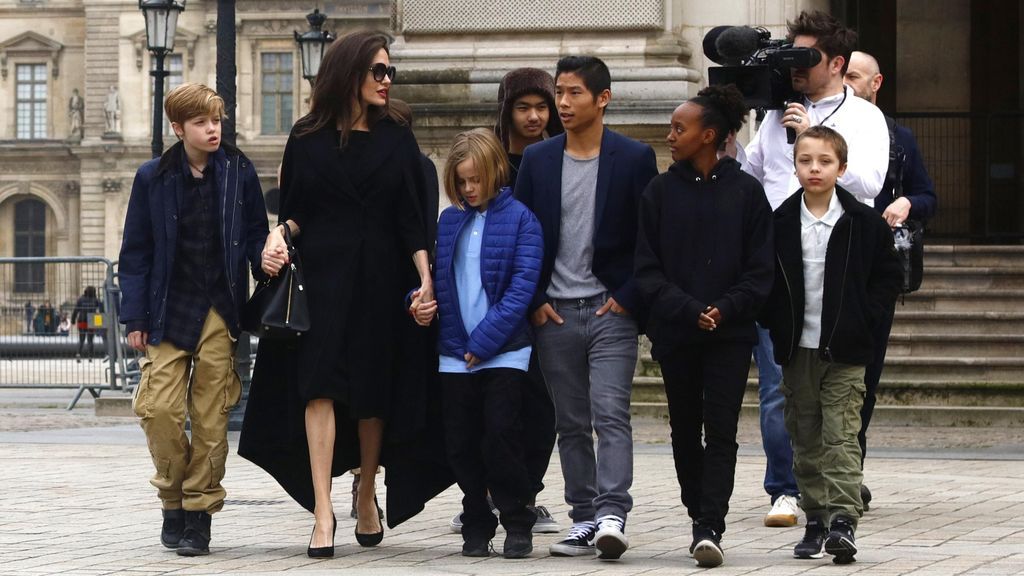 Angelina Jolie junto a sus hijos