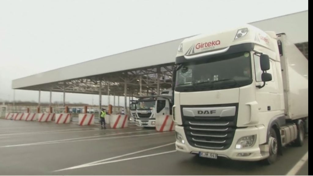 Francia reanuda los viajes con Reino Unido: cientos de camioneros atrapados esperan su turno para volver a casa