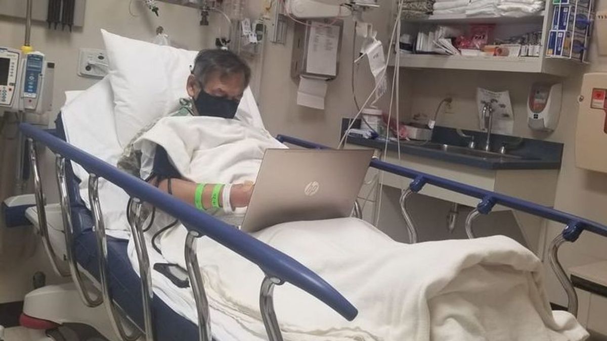 La imagen viral de un profesor: sigue corrigiendo los exámenes de sus alumnos en el hospital antes de morir