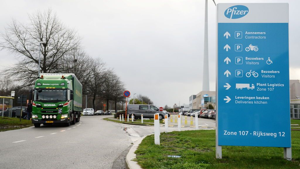 Los primeros camiones con la vacuna de Pfizer salen de Bélgica para su distribución en la UE