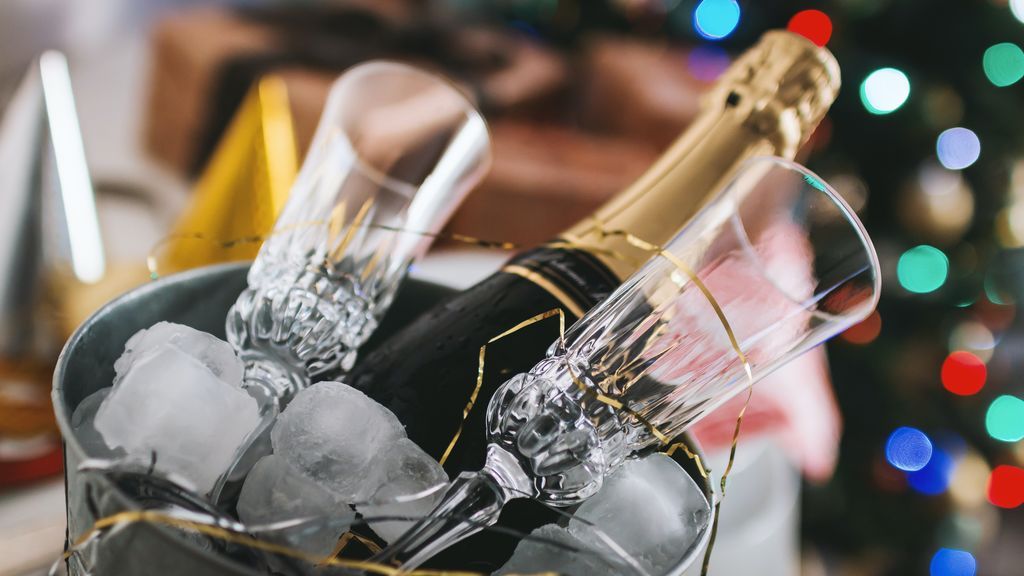 Lo llevas haciendo toda la vida mal con el champán: mejor con los aperitivos que con el postre
