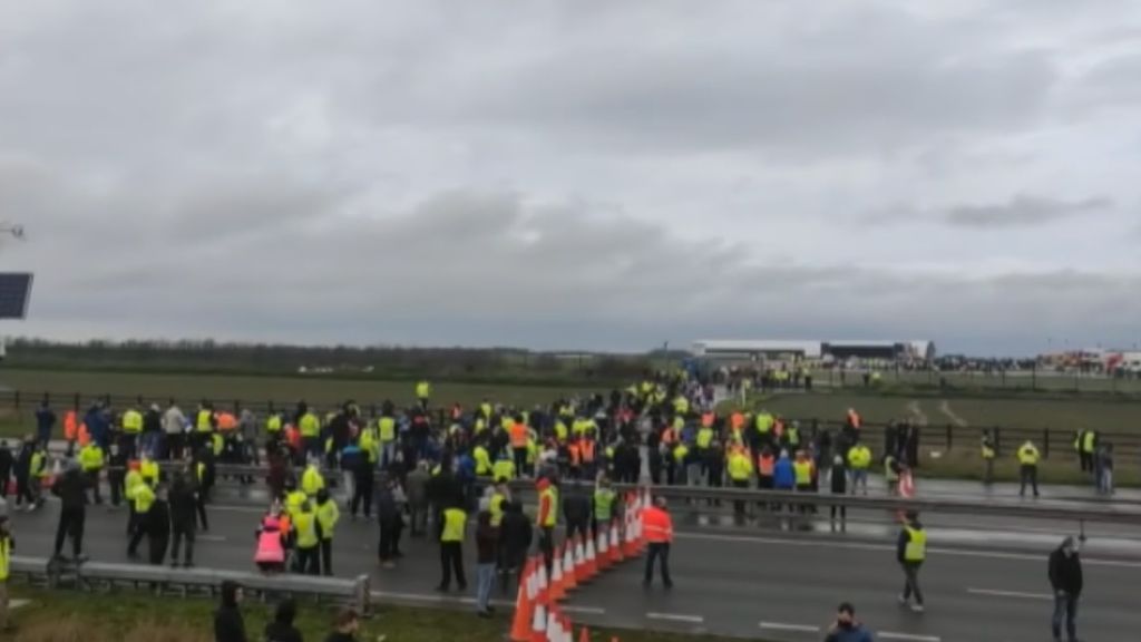 Los camioneros atrapados en R.Unido se enfrentan a la Policía ante el caos tras la apertura de fronteras con Francia