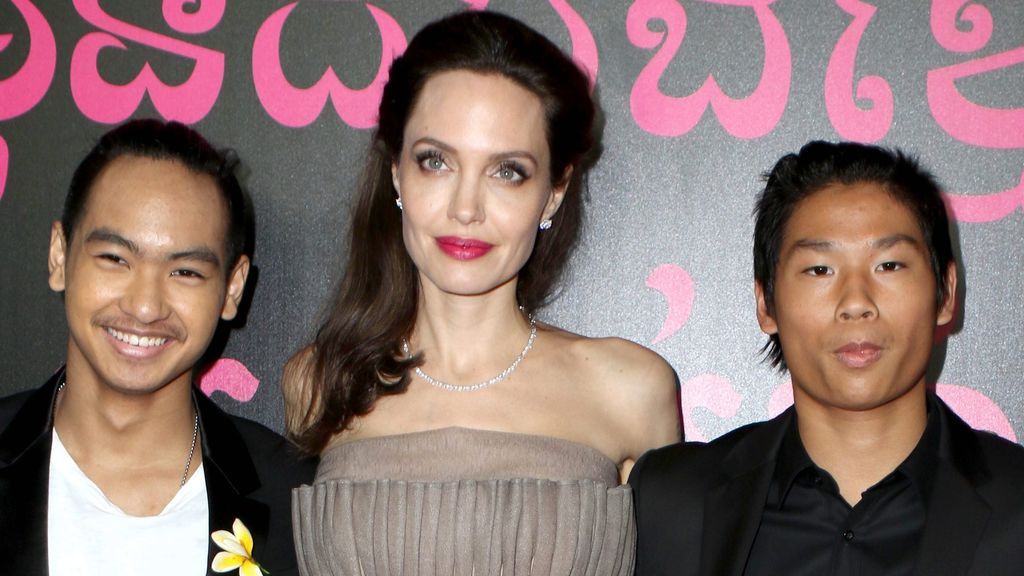 Angelina Jolie junto a Pax y Maddox