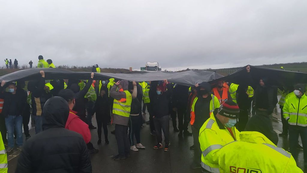A pesar de la lluvia, los camioneros siguen cortando la carretera