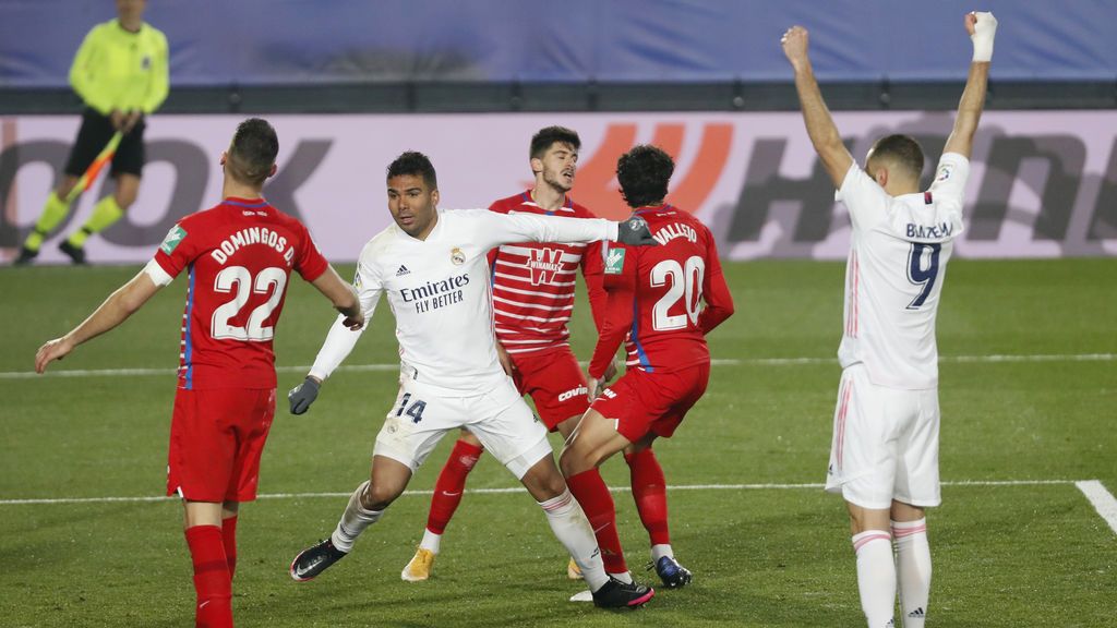 Benzema celebra el gol de Casemiro ante el Granada.