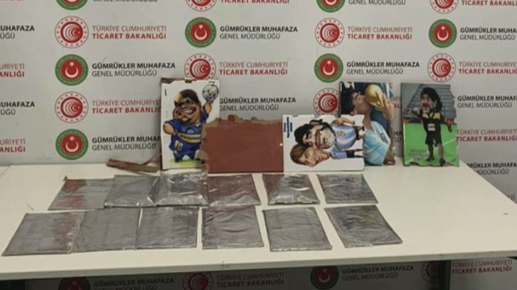 Encuentran alijo cocaína en retratos de Maradona