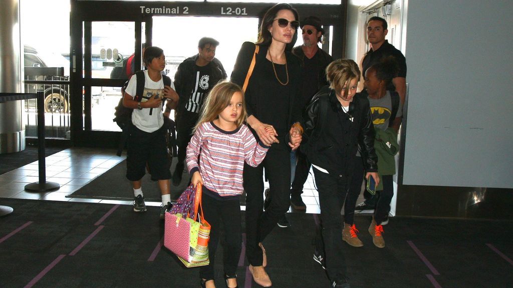 Angelina Jolie junto a sus hijos
