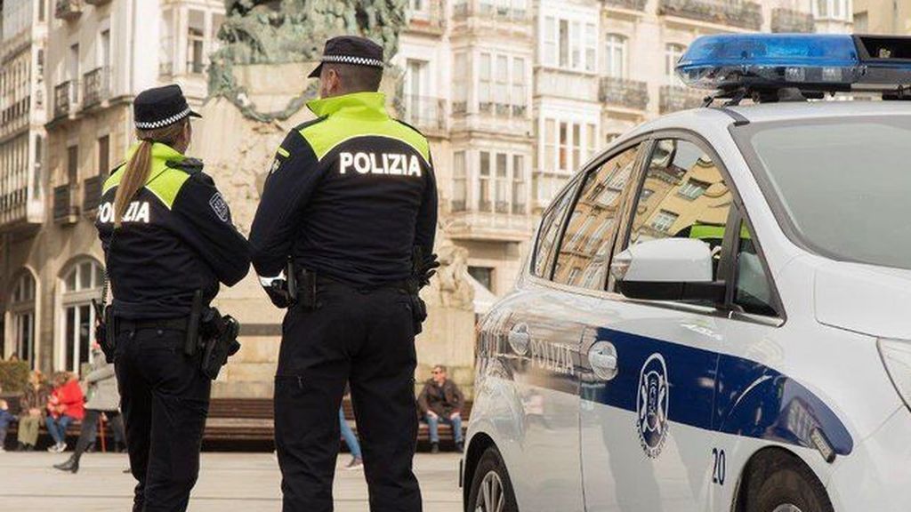 Tres detenidos por agredir a los policías que les identificaban por saltarse el toque de queda en Vitoria Tres detenidos por agredir a los policías que les identificaban por saltarse el toque de queda en Vitoria