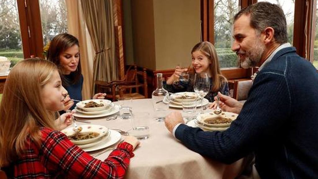 Los reyes Felipe y Letizia, cenando con sus hijas Leonor y Sofía