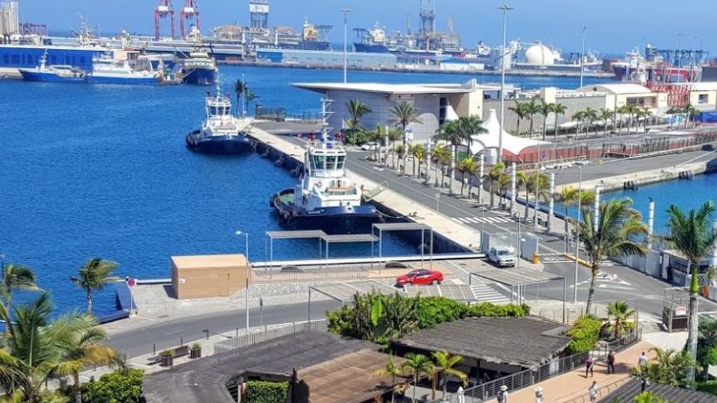 Tres desaparecidos en el incendio de un carguero atracado en el puerto de Las Palmas Tres desaparecidos en el incendio de un carguero atracado en el puerto de Las Palmas