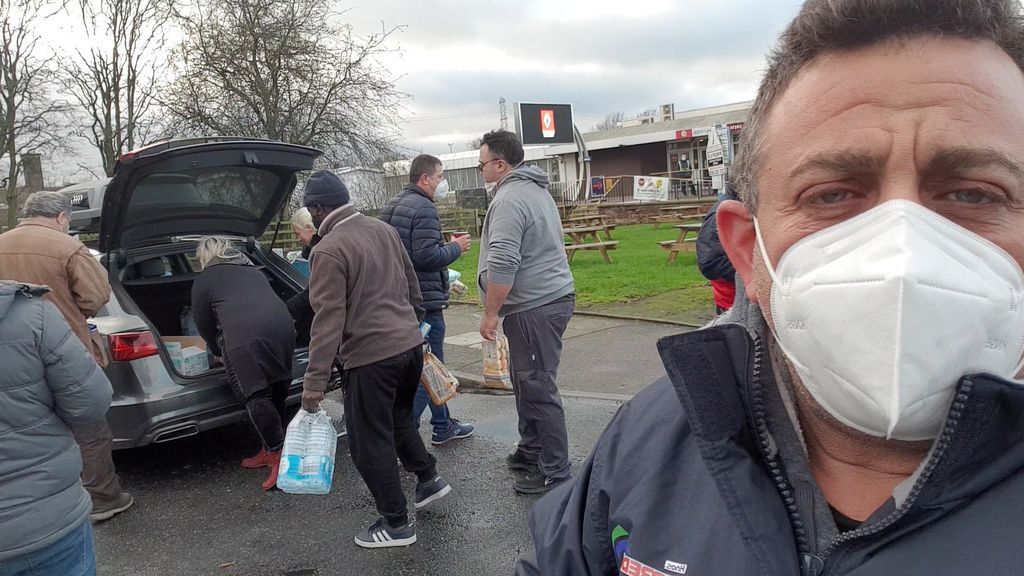 Lázaro Pérez, camionero, muestra como un coche particular se ha acercado a traerles comida.