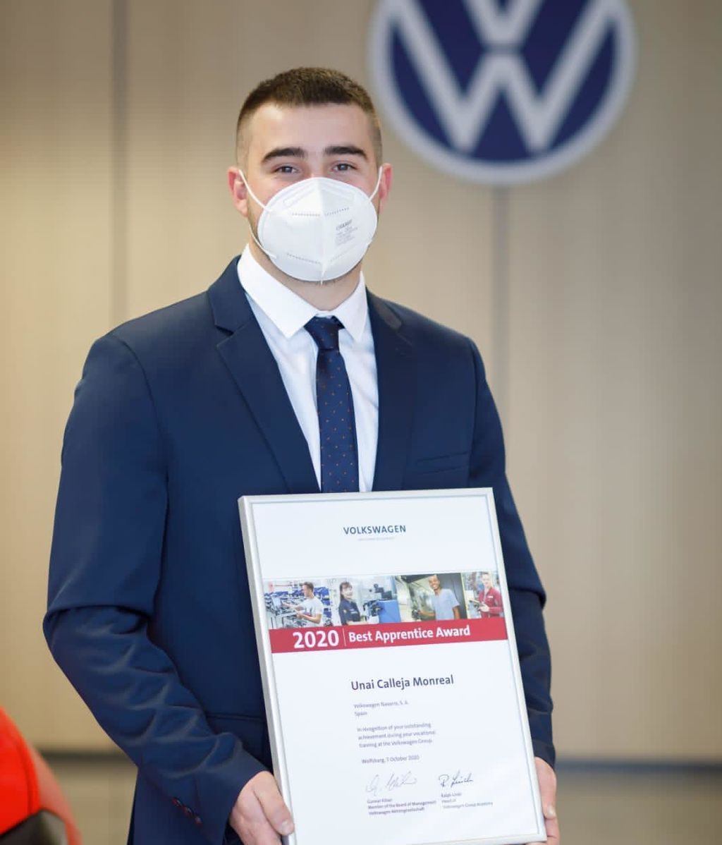 Unai Calleja posando con galardón "Mejor Aprediz 2002 del Grupo Volkswagen"