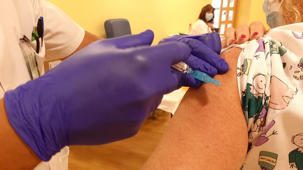 La residencia de Guadalajara se prepara para recibir las primeras vacunas: "Soy empleada y me la voy a poner, aunque no me hace mucha gracia" La residencia de Guadalajara se prepara para recibir las primeras vacunas: "Soy empleada y me la voy a poner, aunque no me hace mucha gracia"