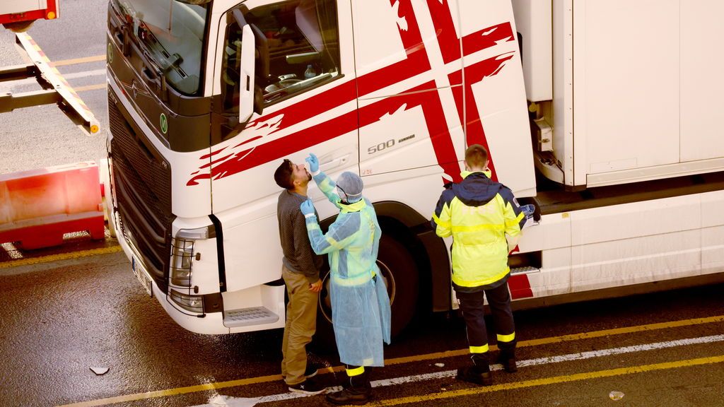 Bomberos franceses llegan a Dover con 10.000 test para los camioneros Bomberos franceses llegan a Dover con 10.000 test para los camioneros
