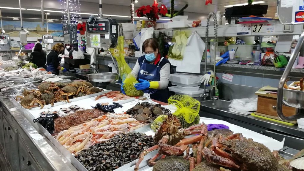 La plaza de Lugo, en A Coruña, llena de marisco para Nochebuena.