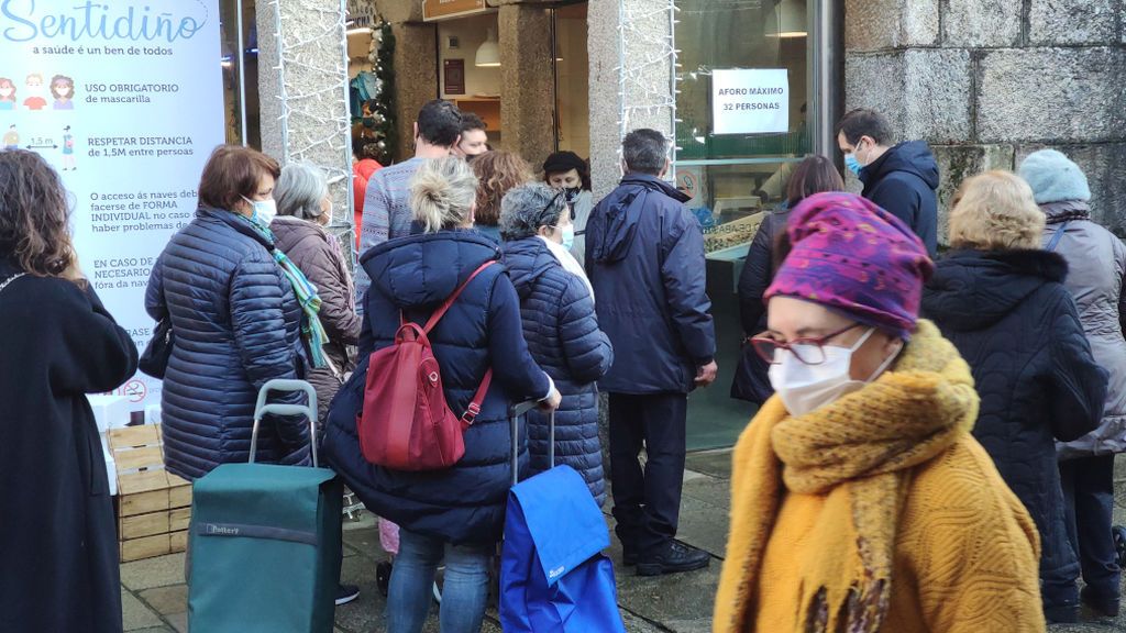 En la plaza de abastos de Santiago de Compostela se han formado colas para acceder.