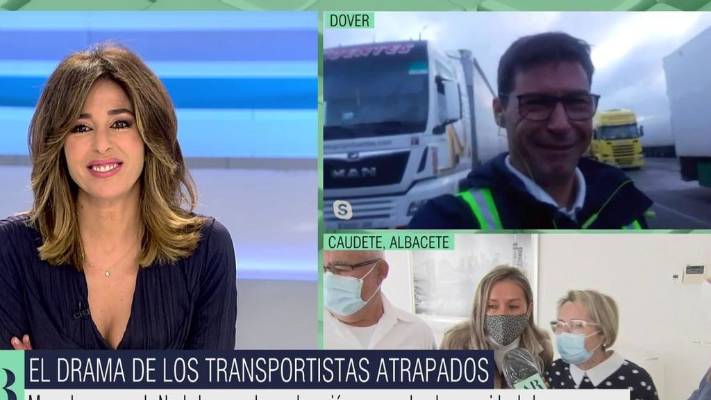 Un camionero atrapado rompe a llorar al ver a su familia en televisión