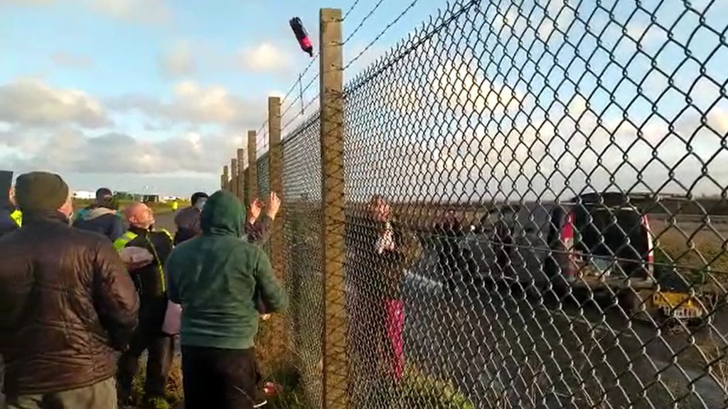 Un ciudadano inglés trae comida a los camioneros en el aeropuerto de Manston Un ciudadano inglés trae comida a los camioneros en el aeropuerto de Manston