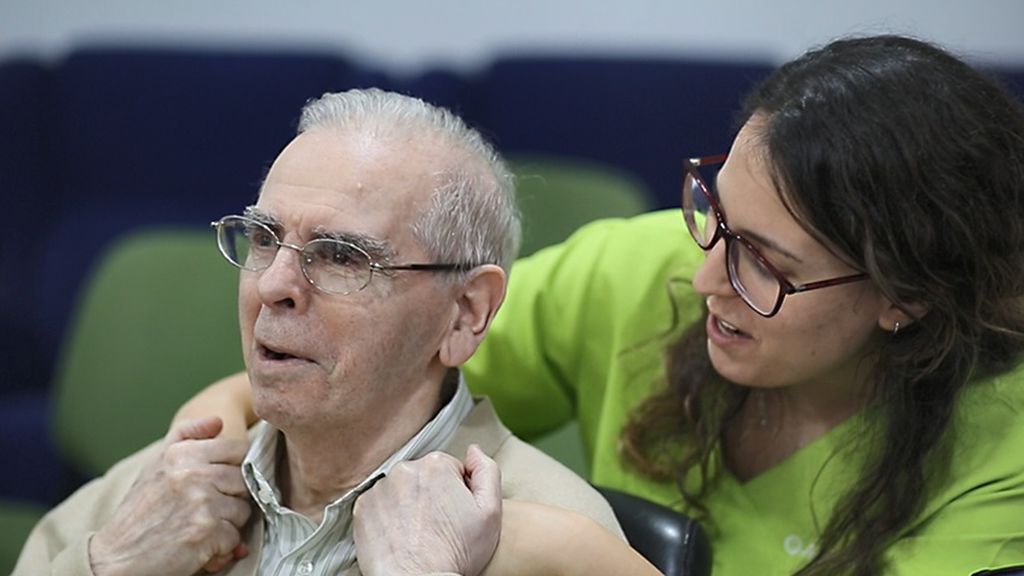 Familiares de residentes comienzan a firmar los consentimientos a horas de empezar la vacunación del Covid en las residencias de Andalucía Familiares de residentes comienzan a firmar los consentimientos a horas de empezar la vacunación del Covid en las residencias de Andalucía