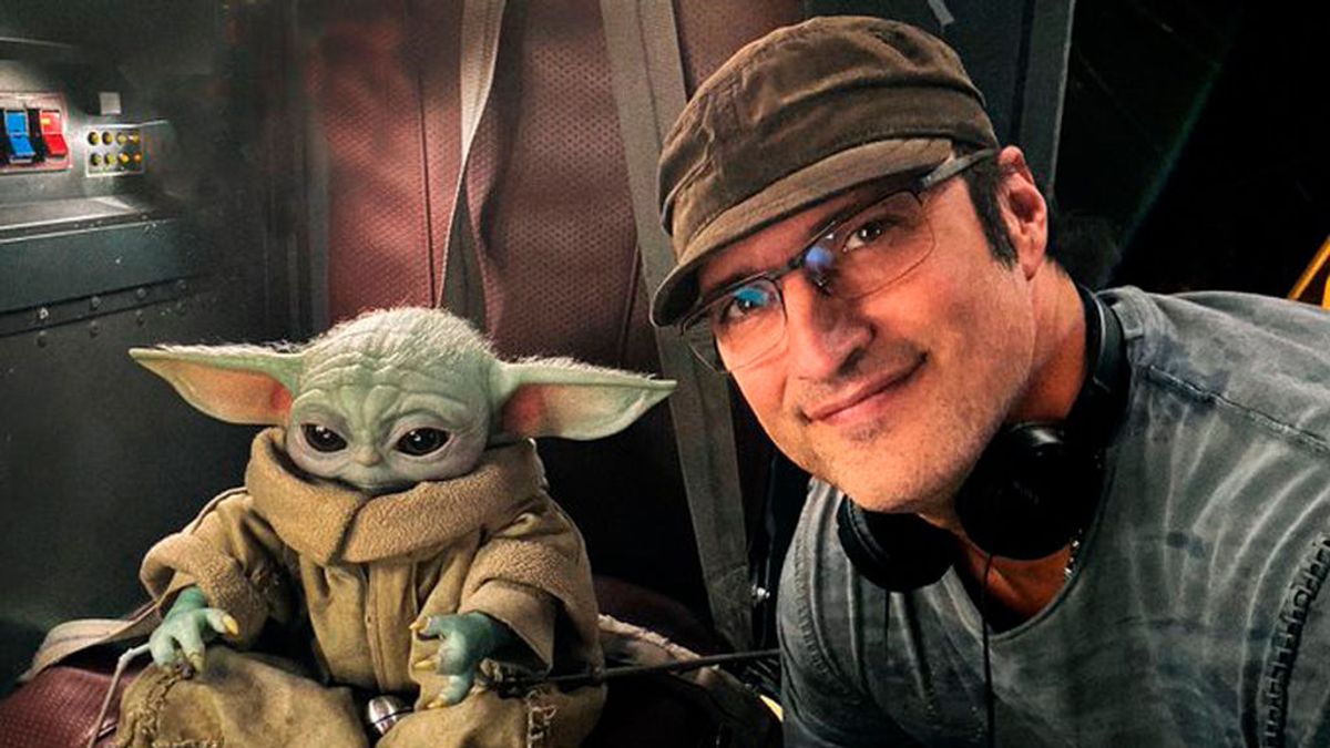 Robert Rodriguez serena a 'Baby Yoda' con su guitarra durante el rodaje de 'The Mandalorian' Robert Rodriguez serena a 'Baby Yoda' con su guitarra durante el rodaje de 'The Mandalorian'