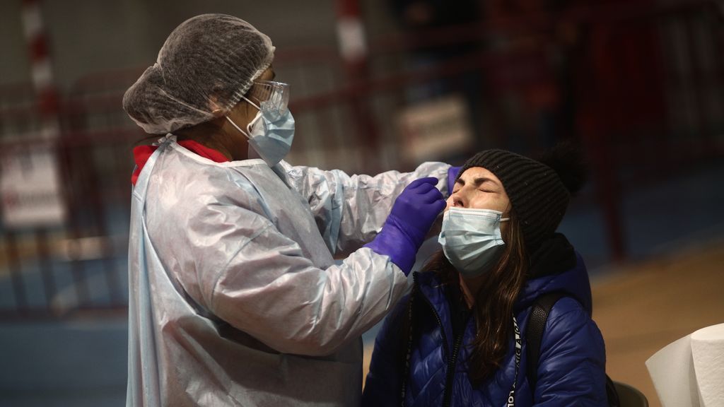 Los contagios repuntan a la espera de las primeras dosis de la vacuna de Pfizer Los contagios repuntan a la espera de las primeras dosis de la vacuna de Pfizer