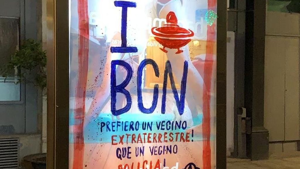 Un cartel misterioso contra la Policía aparece en el metro de Barcelona Un cartel misterioso contra la Policía aparece en el metro de Barcelona