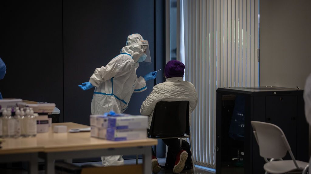 Sanitario realizando una PCR