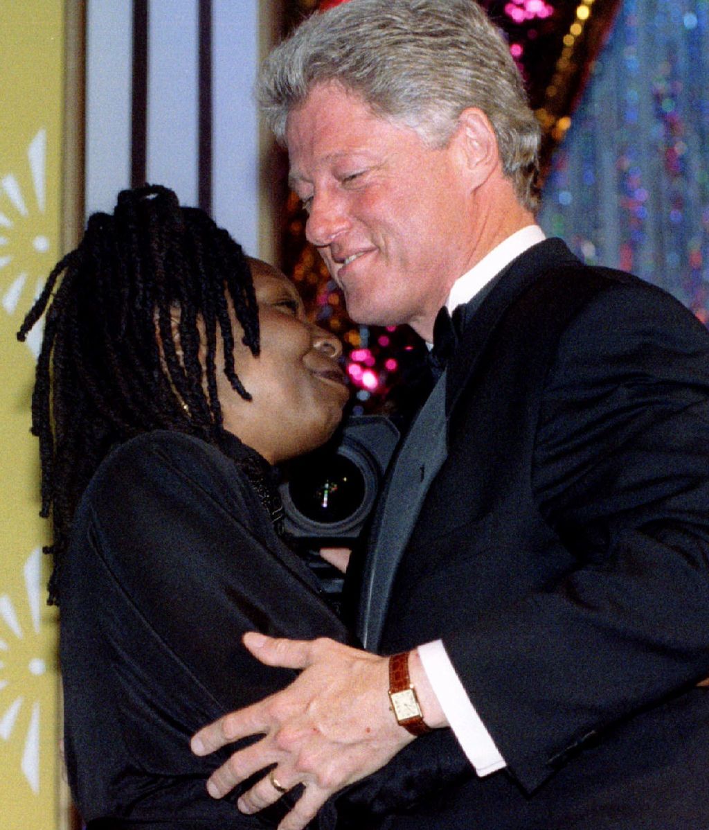 Whoopi Goldberg con Bill Clinton (1994)