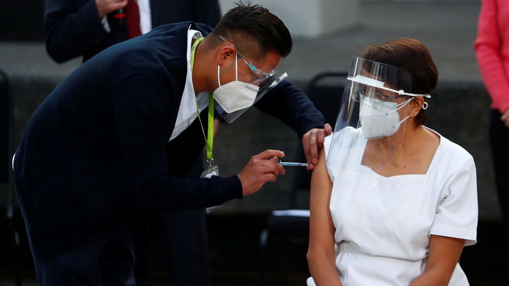 Una enfermera recibe la primera dosis de la vacuna de Pfizer de México Una enfermera recibe la primera dosis de la vacuna de Pfizer de México