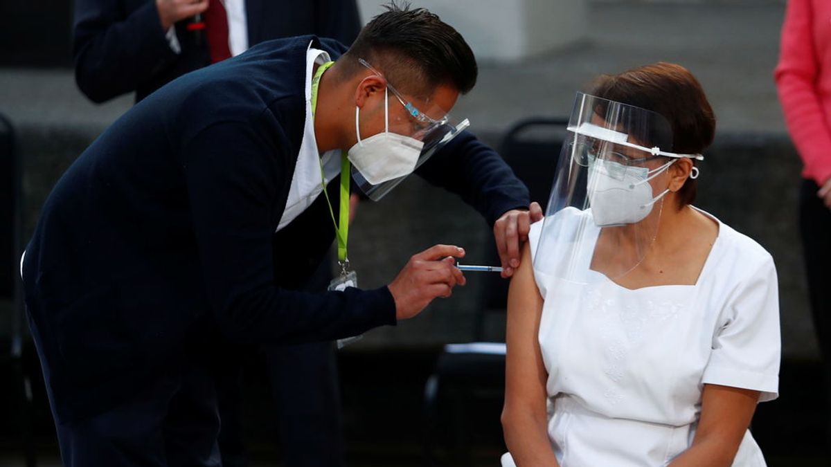 Una enfermera recibe la primera dosis de la vacuna de Pfizer de México