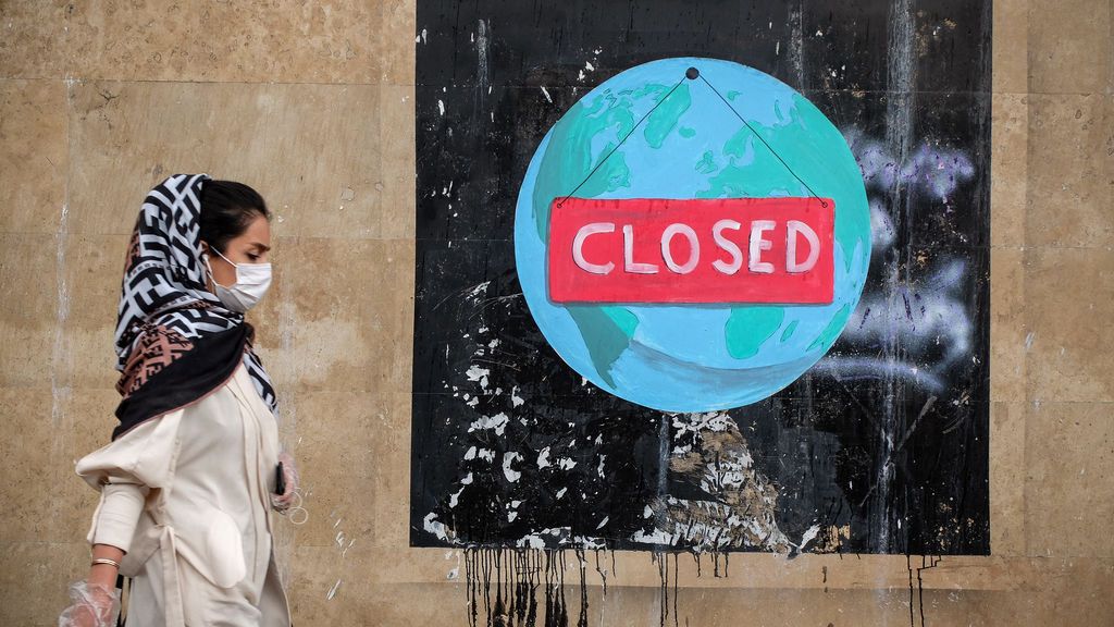 Una mujer ante un graffiti en la capital de Irán, Teherán