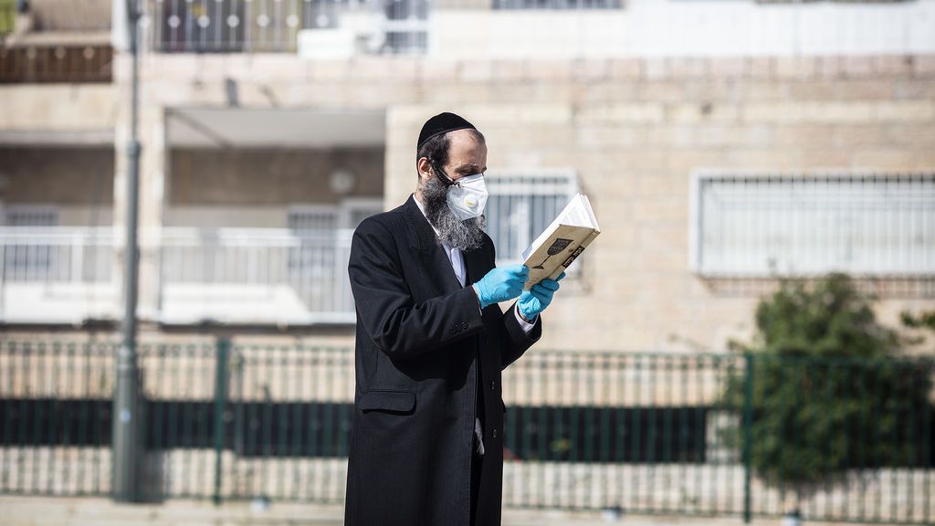 Un judío ortodoxo con mascarilla en Jerusalén, Israel