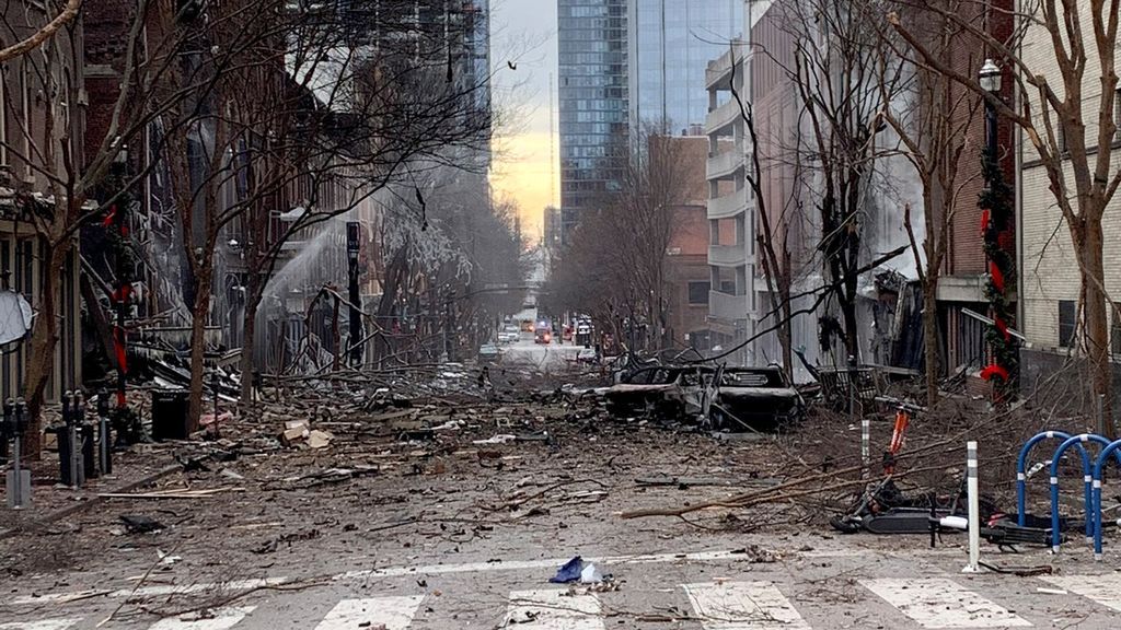 Encuentran "posibles restos humanos" en la explosión "intencionada" de Nashville: hay tres heridos