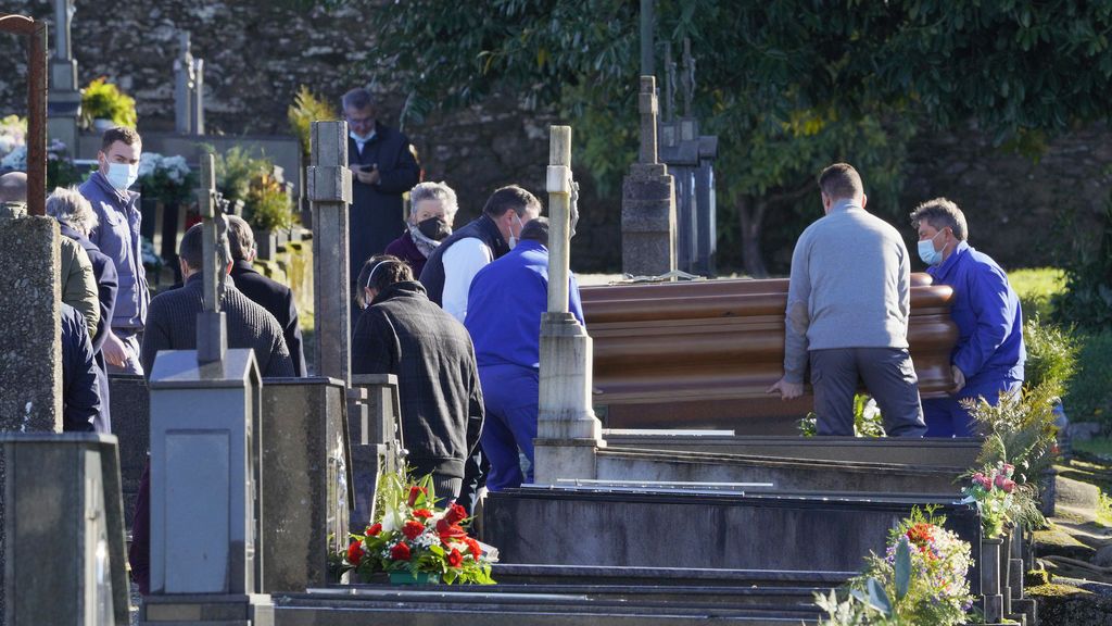 Rosario Porto, enterrada en el Cementerio de Boisaca de Santiago ante una docena de personas Rosario Porto, enterrada en el Cementerio de Boisaca de Santiago ante una docena de personas