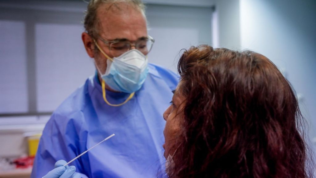 Sanitario realizando PCR