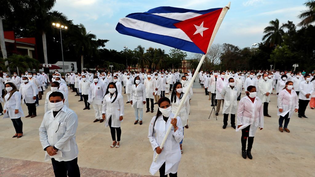 Médicos cubanos participan en un acto de despedida en La Habana