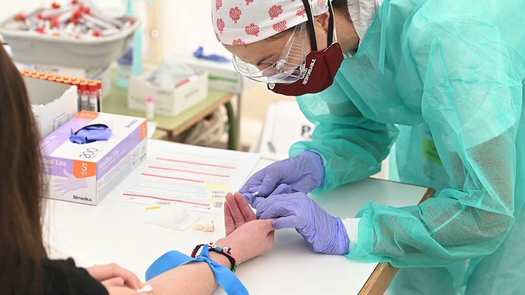 Suben las hospitalizaciones en Madrid pero bajan los nuevos contagios y las muertes por covid Suben las hospitalizaciones en Madrid pero bajan los nuevos contagios y las muertes por covid