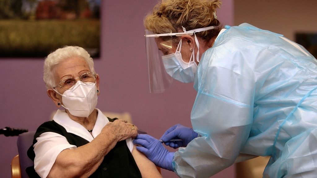 Araceli recibe la primera dosis de la vacuna