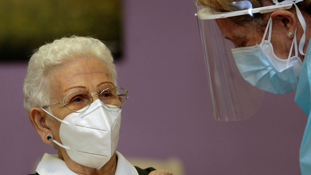 Araceli recibe la primera dosis de la vacuna