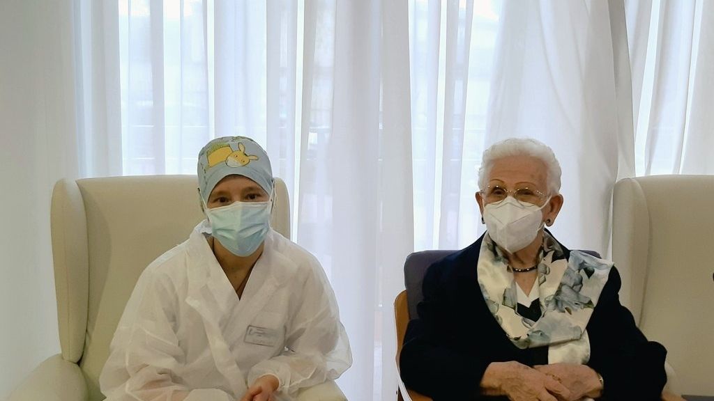 Araceli y Mónica, las primeras en recibir la vacuna