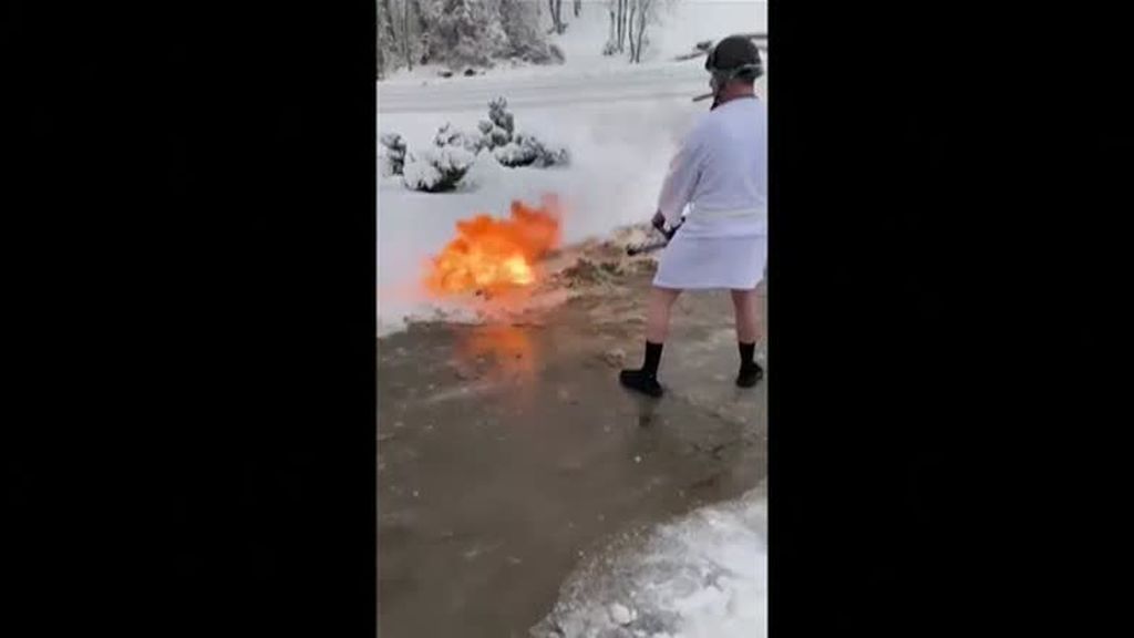 La sorprendente forma de eliminar la nieve de un vecino de Kentucky: con un lanzallamas