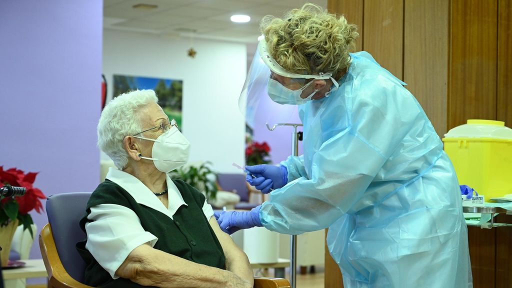 Araceli, 96 años, primera vacunada en España: “No noto nada”