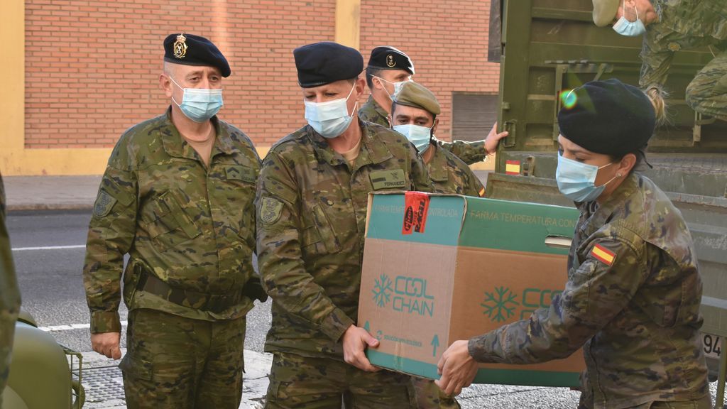 Personal militar entrega una caja con dosis de la vacuna contra la covid-19 en Melilla