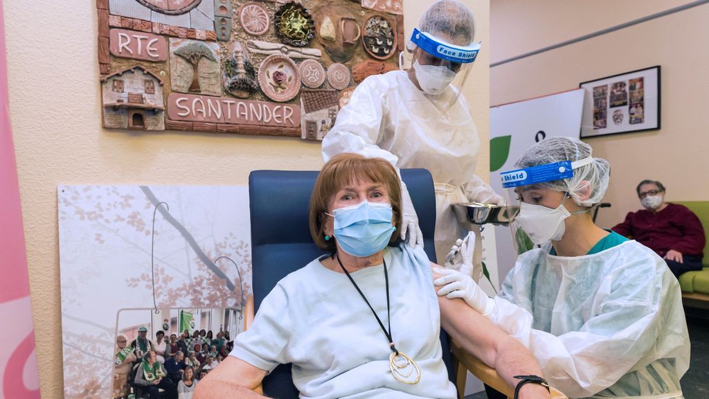 María Dolores Luzuriaga, de 72 años, primera persona en vacunarse en Cantabria