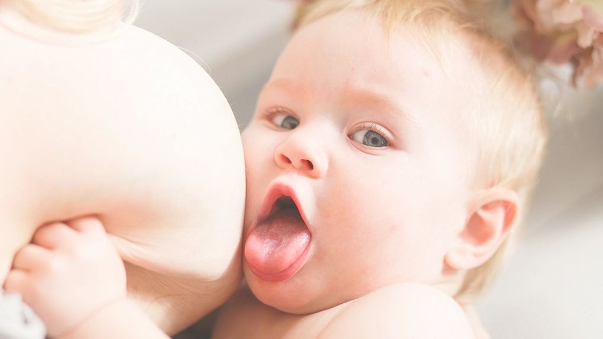 Mi bebé me muerde los pezones cuando mama, ¿qué puedo hacer? Estas son las soluciones para una lactancia sin dolores.