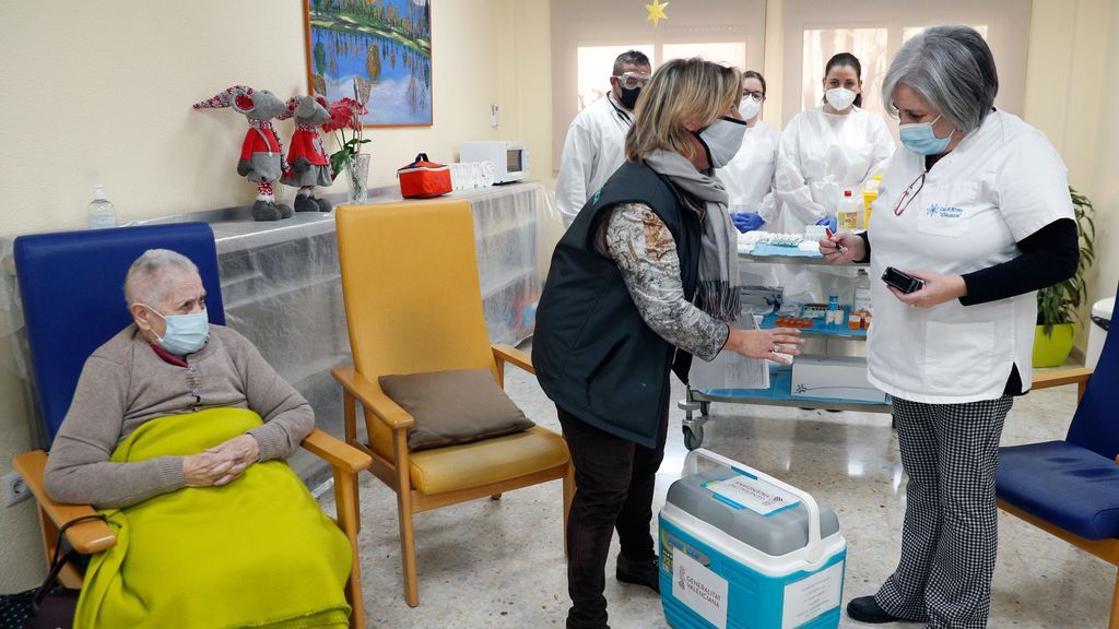 Una anciana de la residencia Casa Retino El Salvador, en Torrent (Valencia), espera a ser vacunada