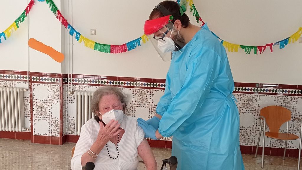 Eugenia, de 88 años, usuaria de la residencia pública de mayores de El Palo en Málaga